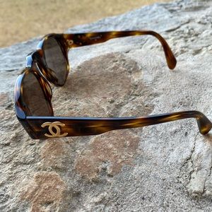 CHANEL “cc” logo tortoiseshell sunglasses polarized amber lens